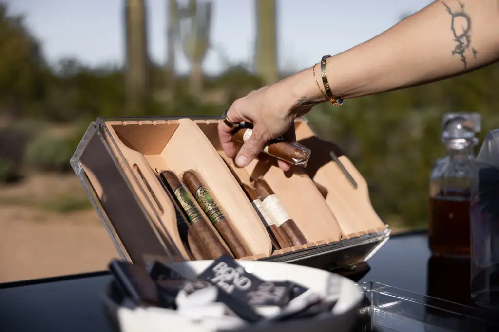 Mobile-Bar-and-Cigar-Lounge-Rentals